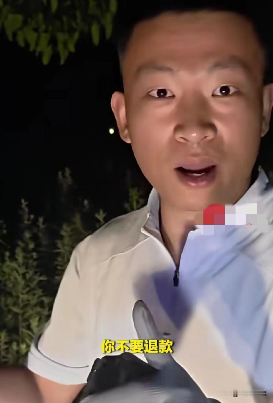 这大哥真是个营销天才，真是主打一个有啥买啥，路两边的艾草都不放过[笑哭][笑哭]