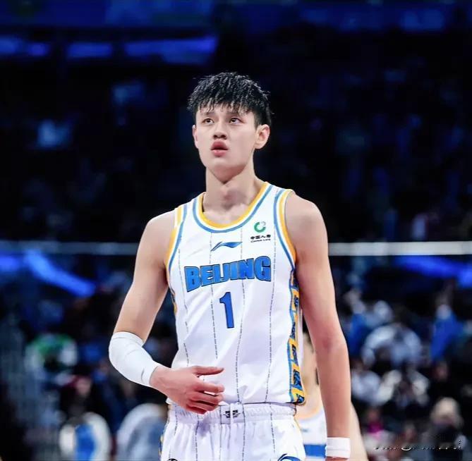 太丢脸了！北京96-110不敌上海，看看数据谁应该来背锅！
方硕：19中10，拿