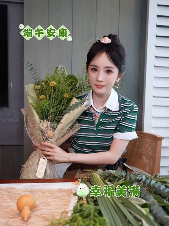 杨幂端午青绿营业照杨幂说好事粽会发生杨幂端午青绿营业照，今日分绿色清新感的杨幂上