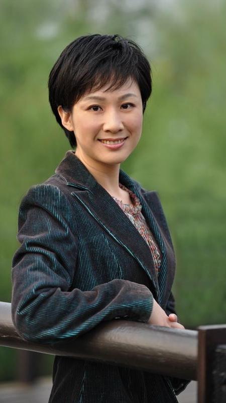 林牧茵，上海广播电视台新闻综合频道资深主播、播音指导。毕业于中国传媒大学，复旦大