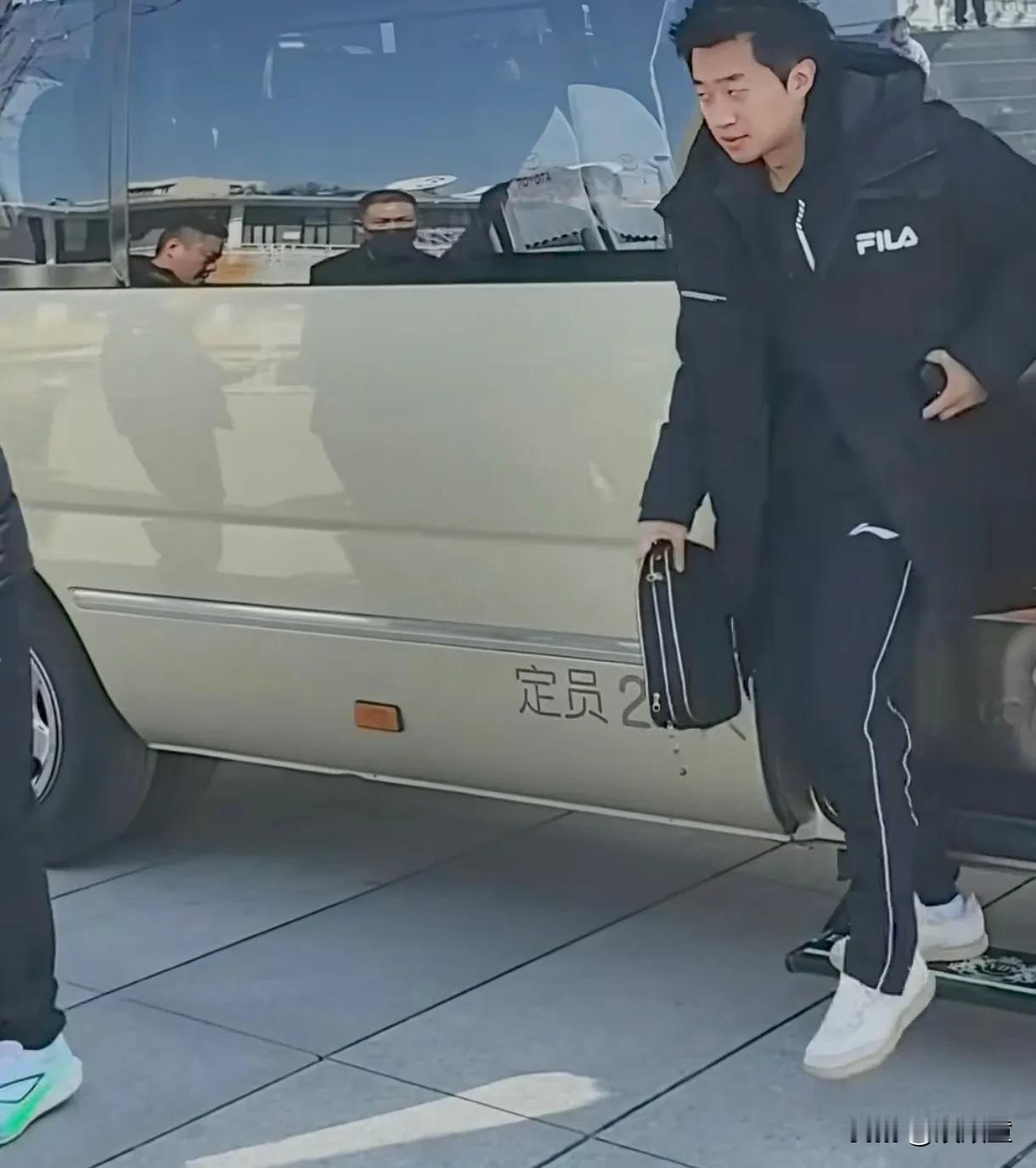 这四个人看着不怎么熟啊！一点儿不互动！
南京乒超，梁靖崑、陈垣宇、赵子豪、向鹏四