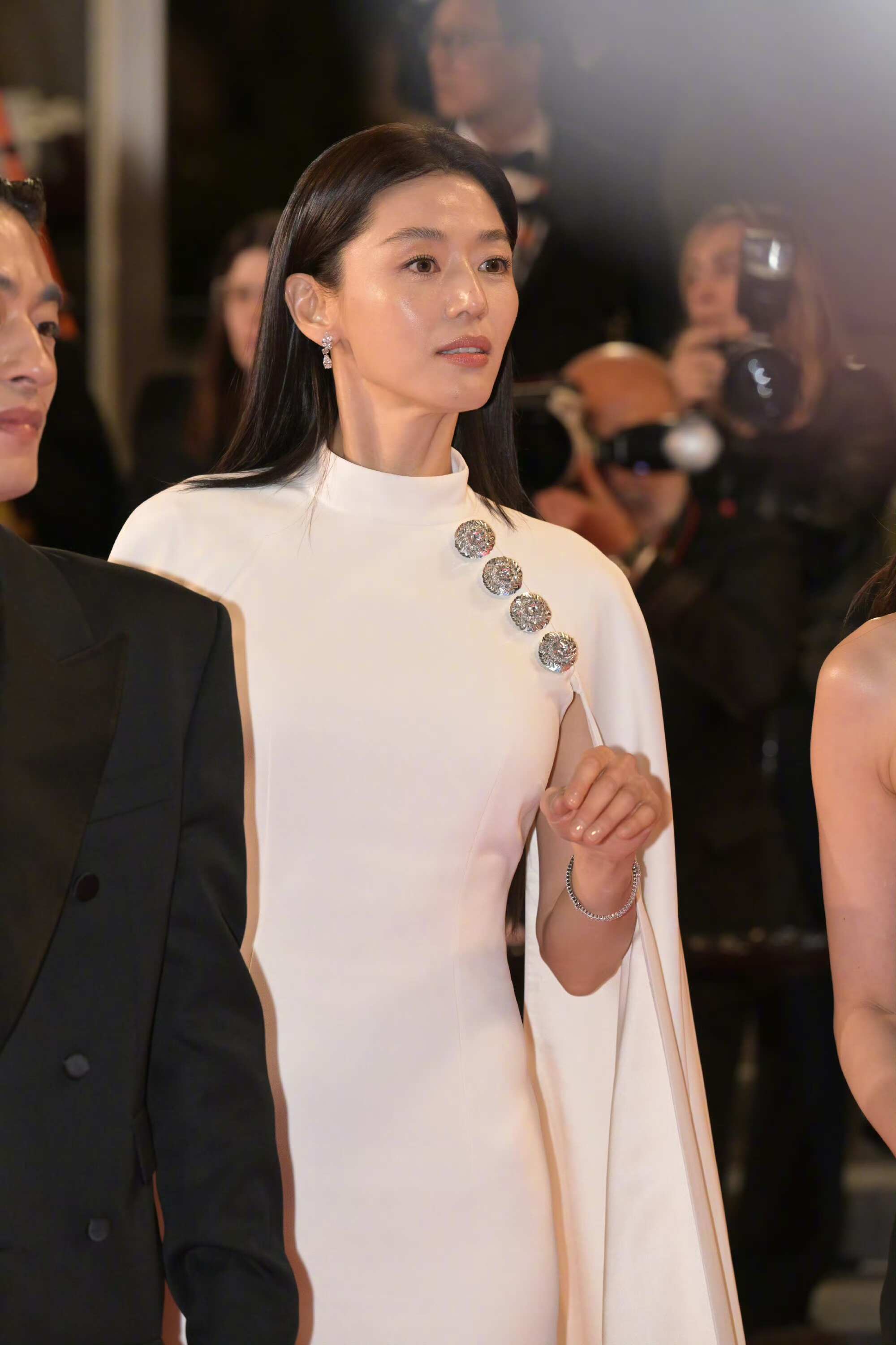 全智贤 千颂伊附体旁边的池昌旭也帅成啥 