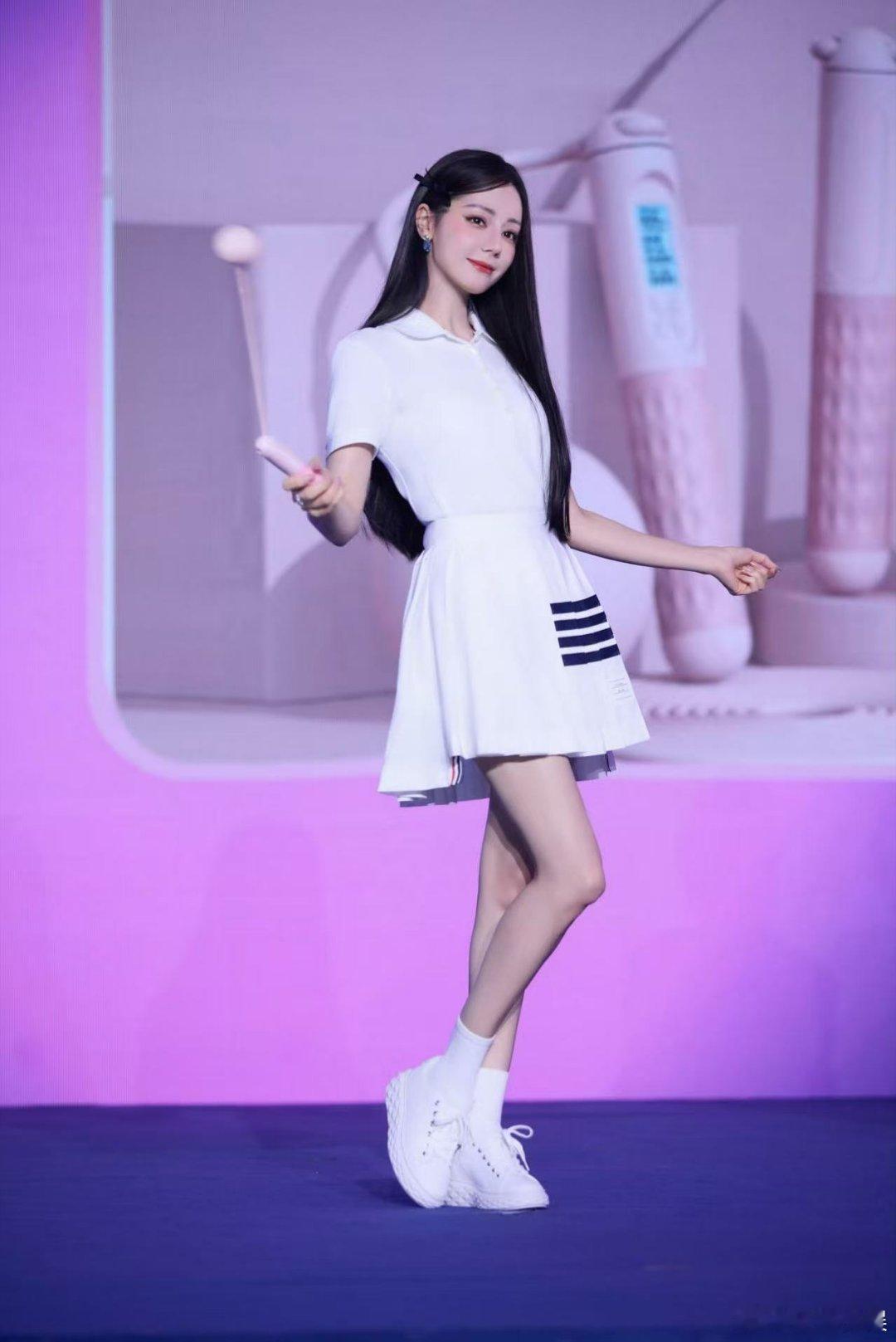 迪丽热巴护舒宝活动现场出图迪丽热巴自信绽放女性风采迪丽热巴自信绽放女性风采，美美