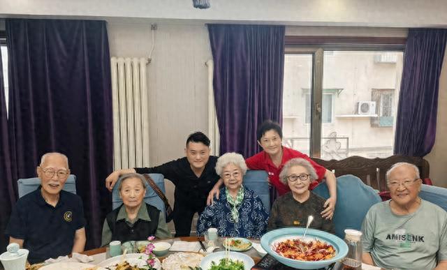 岁神仙饭局！这才是中国电影的真脊梁！

太破防了！一桌 5 位老人，年纪加起来足