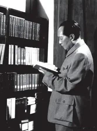 📚虚心进步，骄傲落后！🙏敬爱的毛主席，感念您谦逊品格，赓续不朽修身箴言！虚心