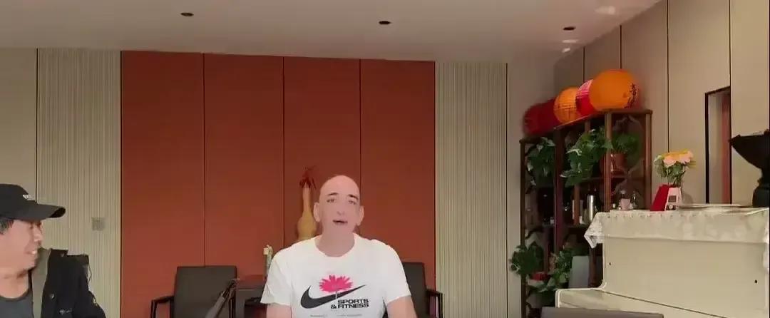 民宿预订页面跳出一行小字：订单记录停留在90天前。
安娴删掉了327张合影，但没