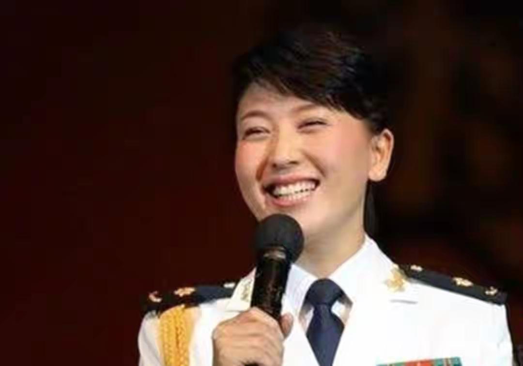 闫学晶被禁止关注，你怎么看？闫学晶被禁止关注是她作为艺人失去了道德，戏子误国一点