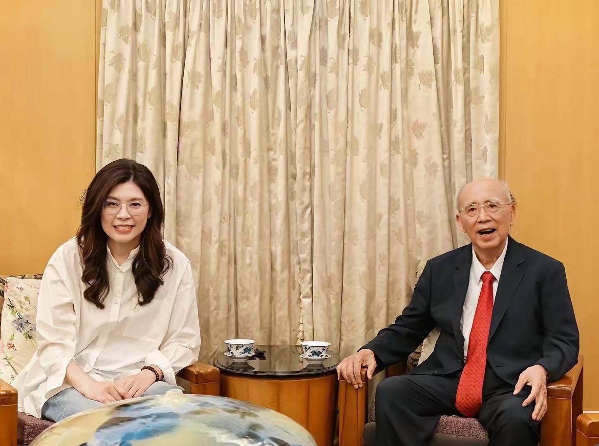 郑丽文访陆前拜访前主席吴伯雄，吴老强调:抗中保不了台，只会毁了台

4月的台北午