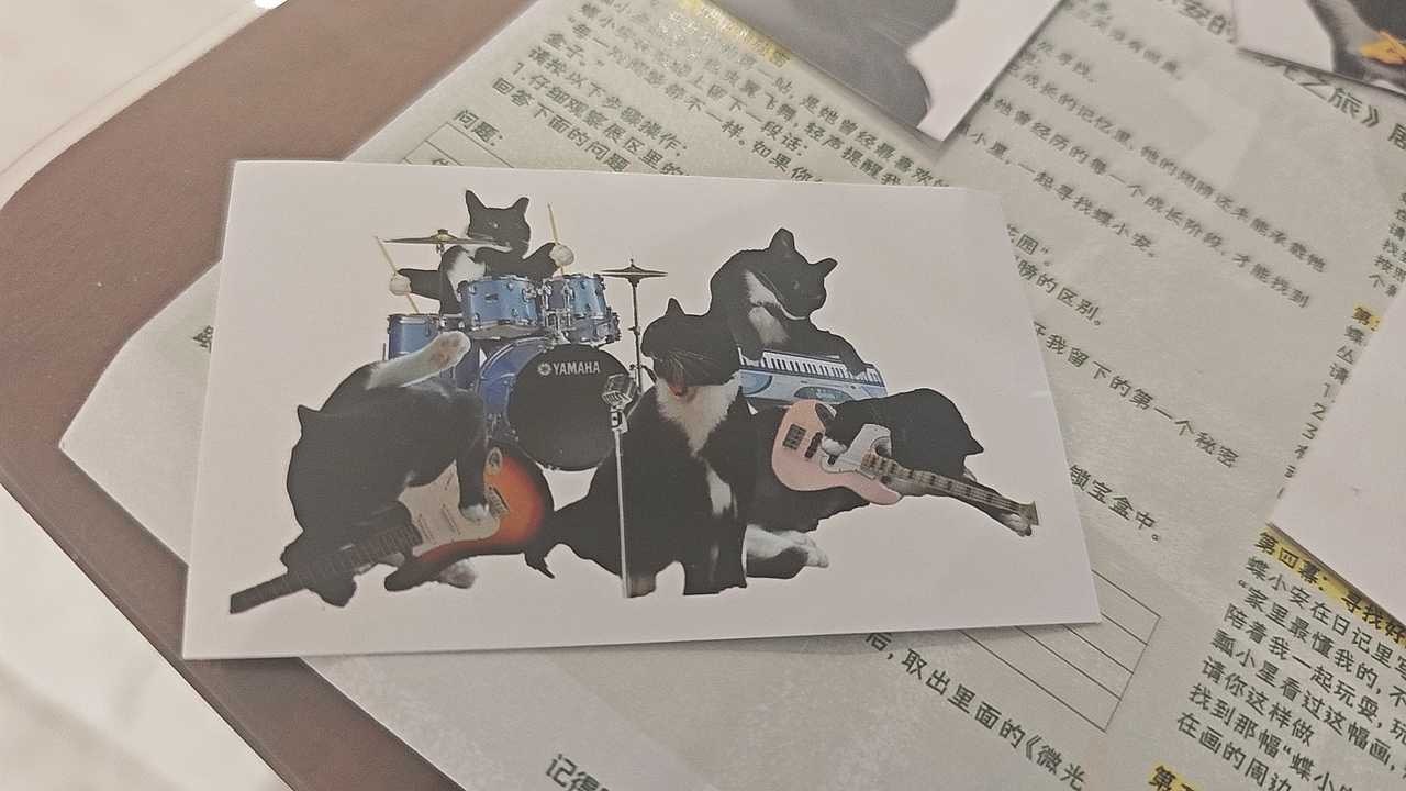 “投稿奶周边！小芜经典摇滚封口贴+明信片和表情包九件套会在8.22-8.23在c