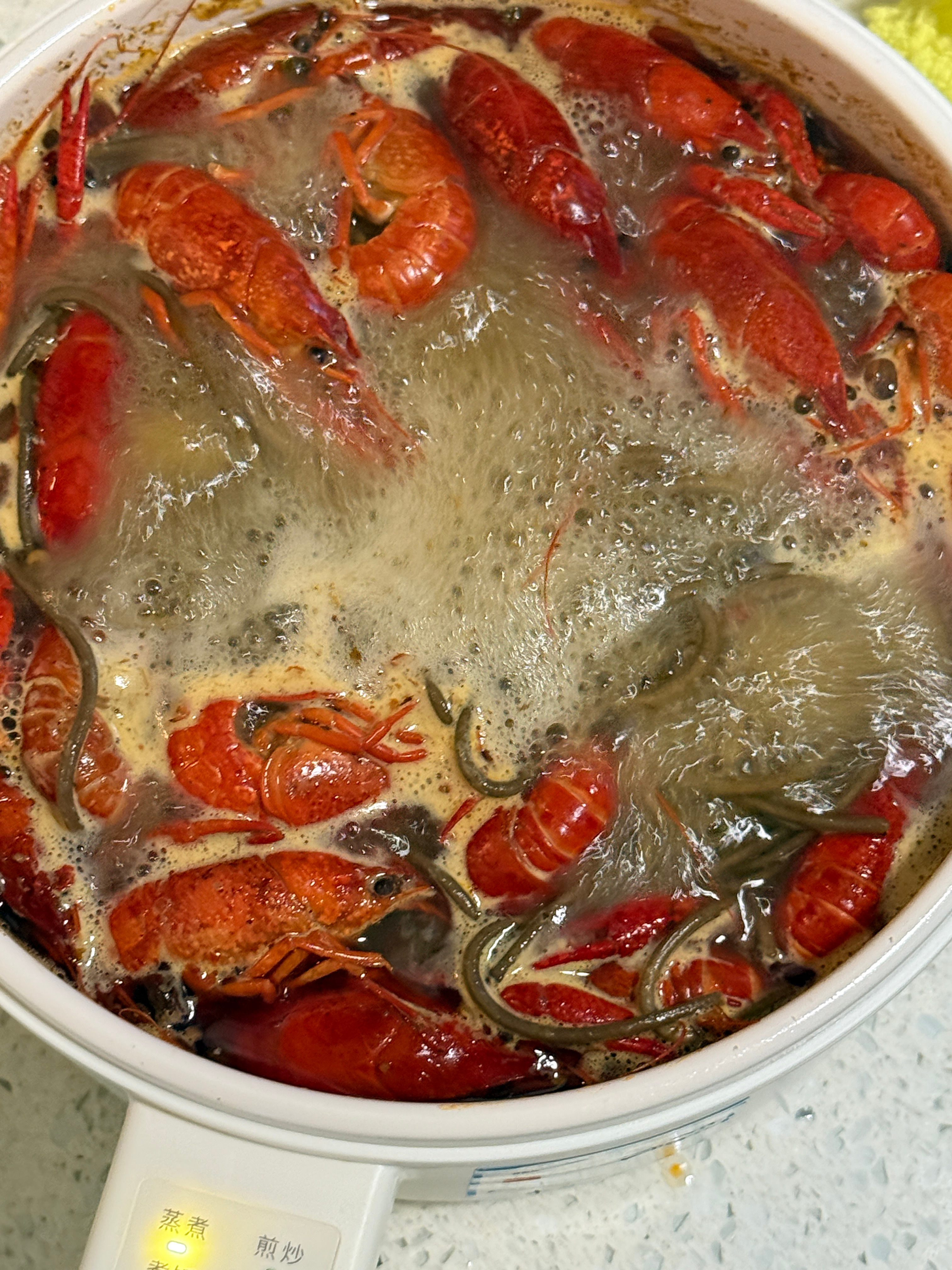 今天晚饭小龙虾面🍝最近是跟小龙虾干上了大家晚上都吃啥了！？卷妹的唠嗑今天小卷长