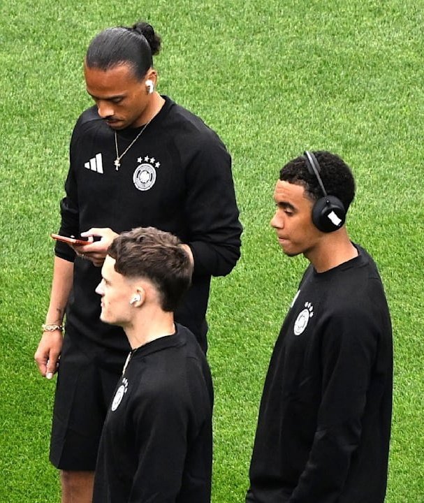 应FIFA的要求，贾马尔·穆夏拉不得不在库拉索比赛前用胶带条遮住他Beats b