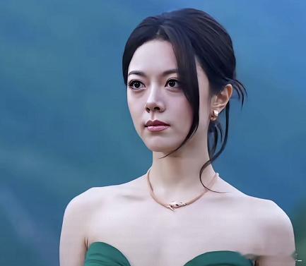 真的太可惜了，年纪轻轻 却总给人很沧桑、很老成的感觉。 她那张脸唯一的硬伤就是眼