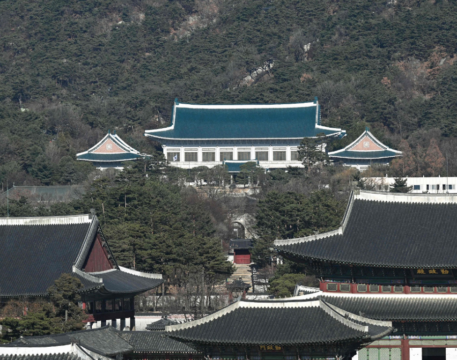 #韩国总统重回青瓦台#【韩国总统府正式迁回青瓦台】当地时间12月29日零时许，象