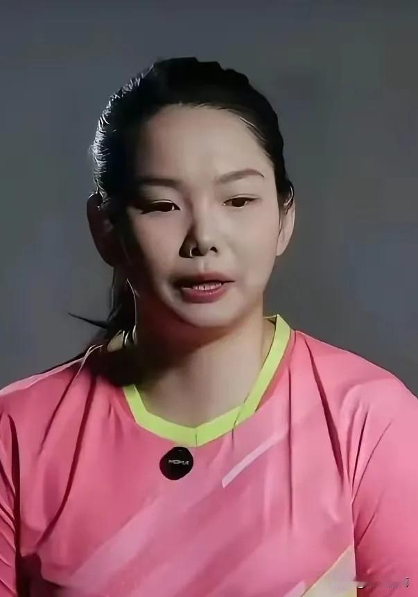 明眼人其实都能看得出来。孙颖莎领奖后，第一个冲过去抱住的人，不是教练马琳。而是那