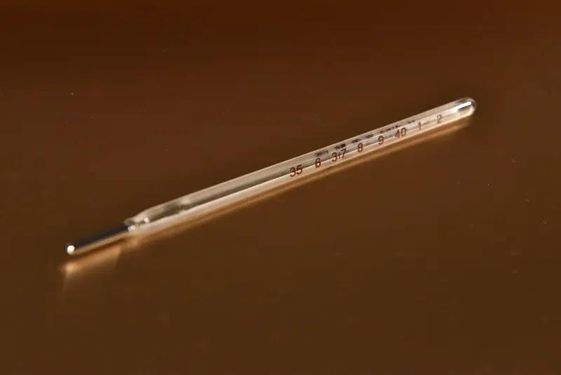 12岁男孩吞下体温计，20年“秘密”藏肚中，医生取出瞬间惊呆了！背后真相令人深思