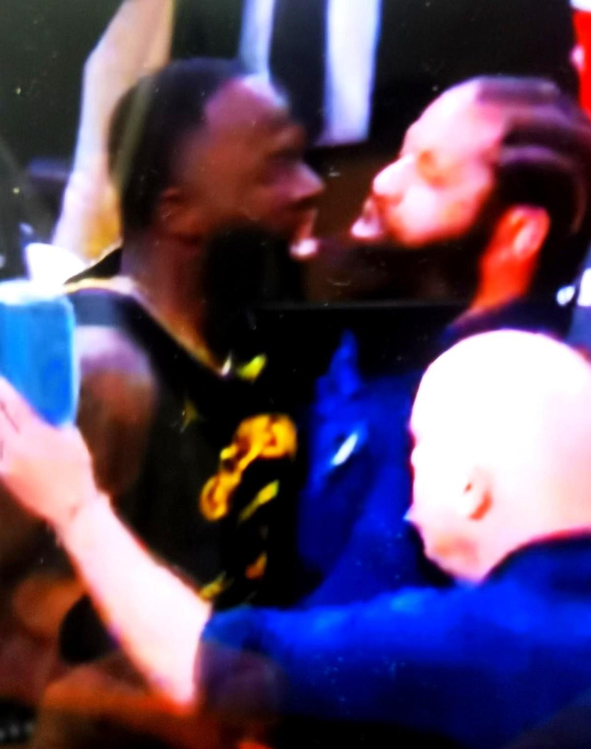 追梦格林那次被驱逐，是勇士队一个公开的秘密。
他对着裁判咆哮时，库里在替补席上点