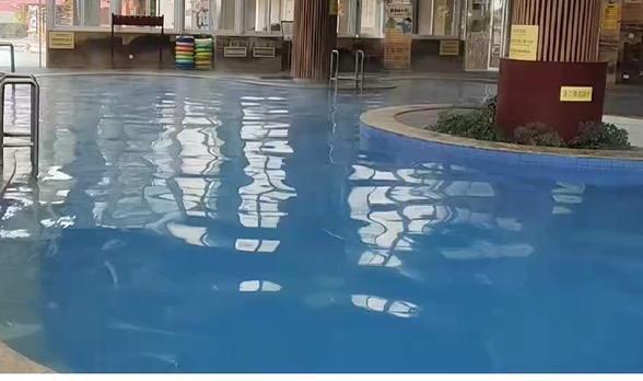 女童溺水两名女子跪地抢救20分钟【4岁女童在温泉酒店泳池溺水 两名女子跪地抢救2