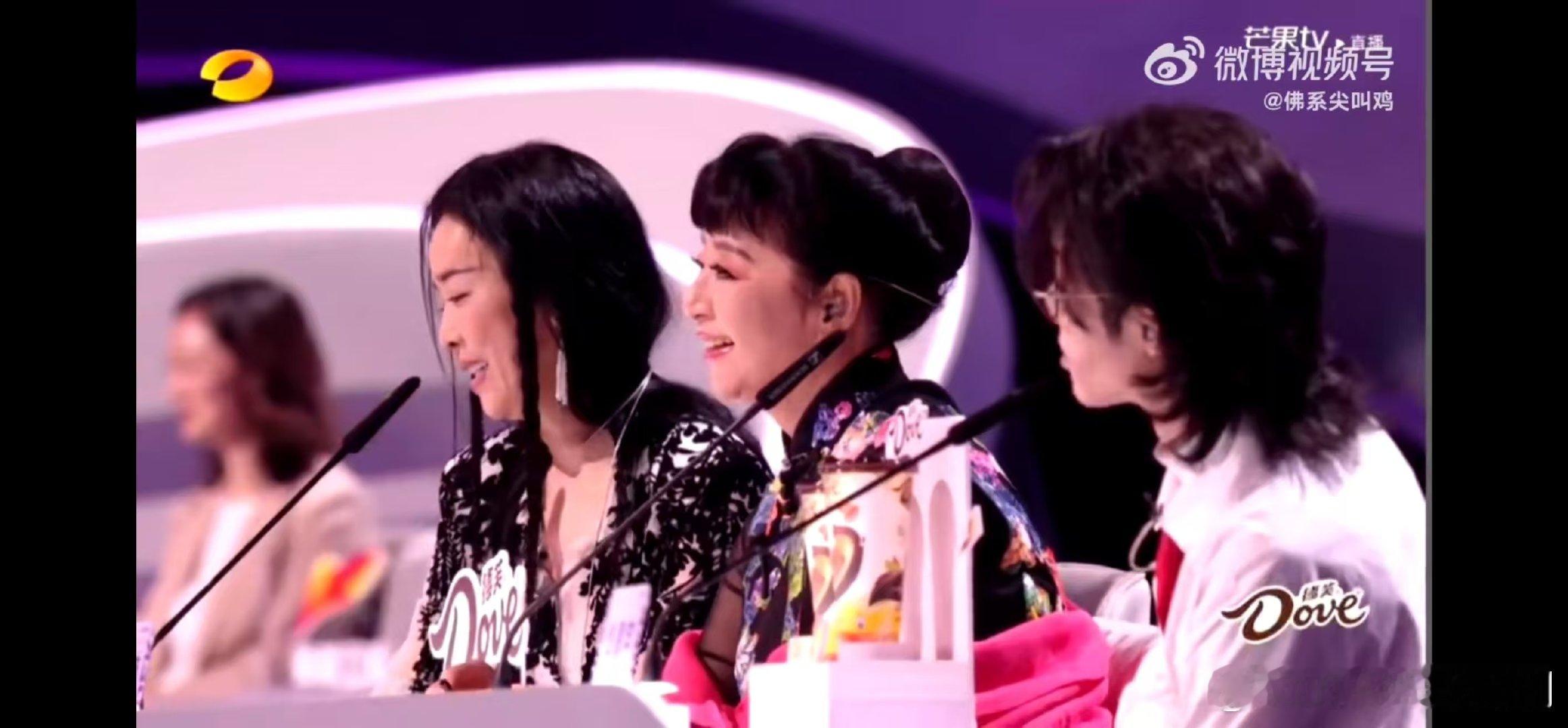 华晨宇真的太有综艺感了！节目里和其他评委的互动全程高能，尤其是憋笑憋到发抖的样子