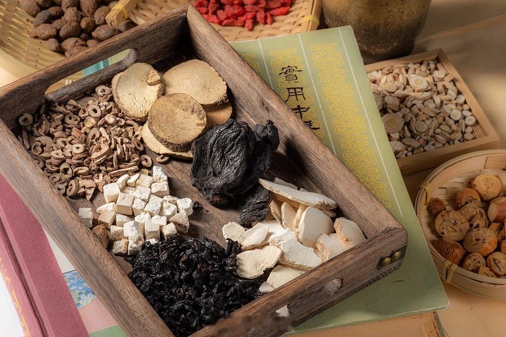 猪苓汤：尿血、小便涩痛，服此1剂而安猪苓汤：猪苓15g ，茯苓15g ，泽泻15
