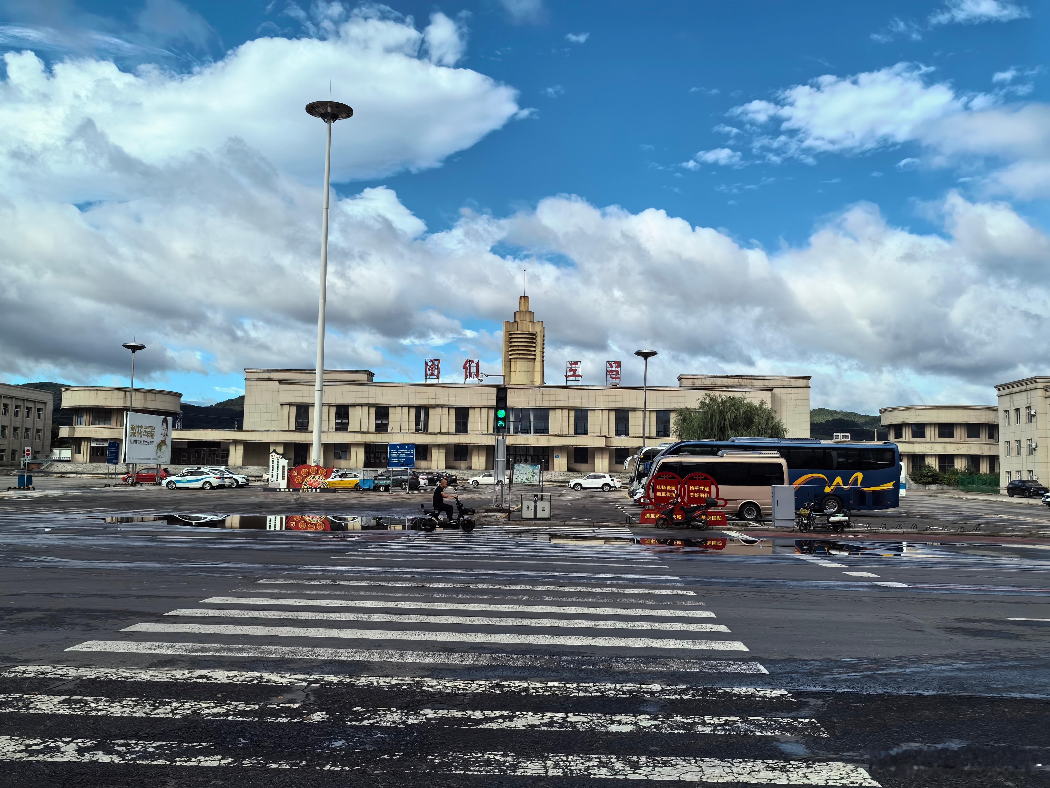 吉林省延边朝鲜族自治州#图们# 市，位于图们江下游左岸，有铁路、公路与朝鲜相连，