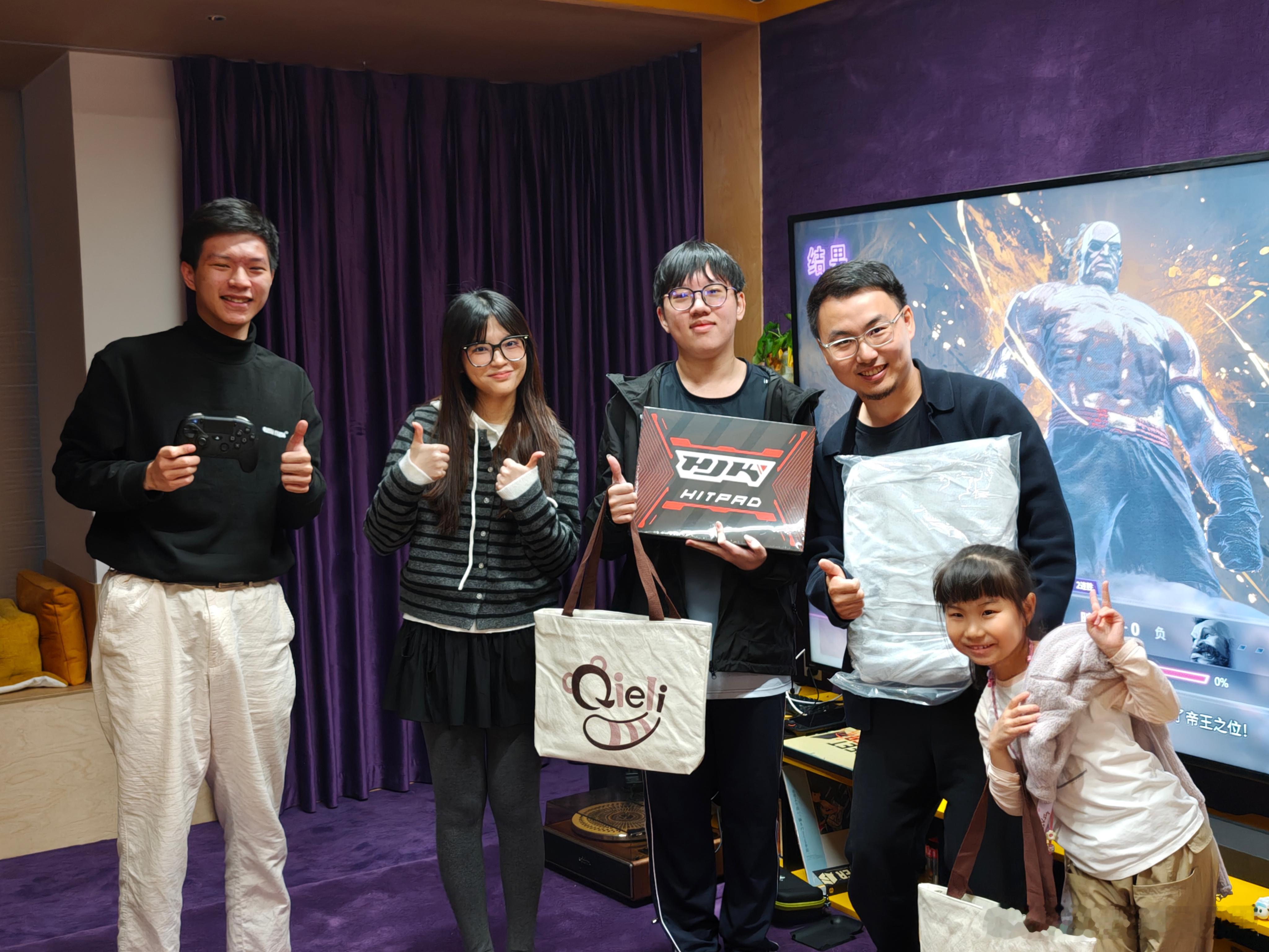 新场地第一次试运营啦！这周六举办了第一届《街霸切里杯》，设计这个场地时我就设想，