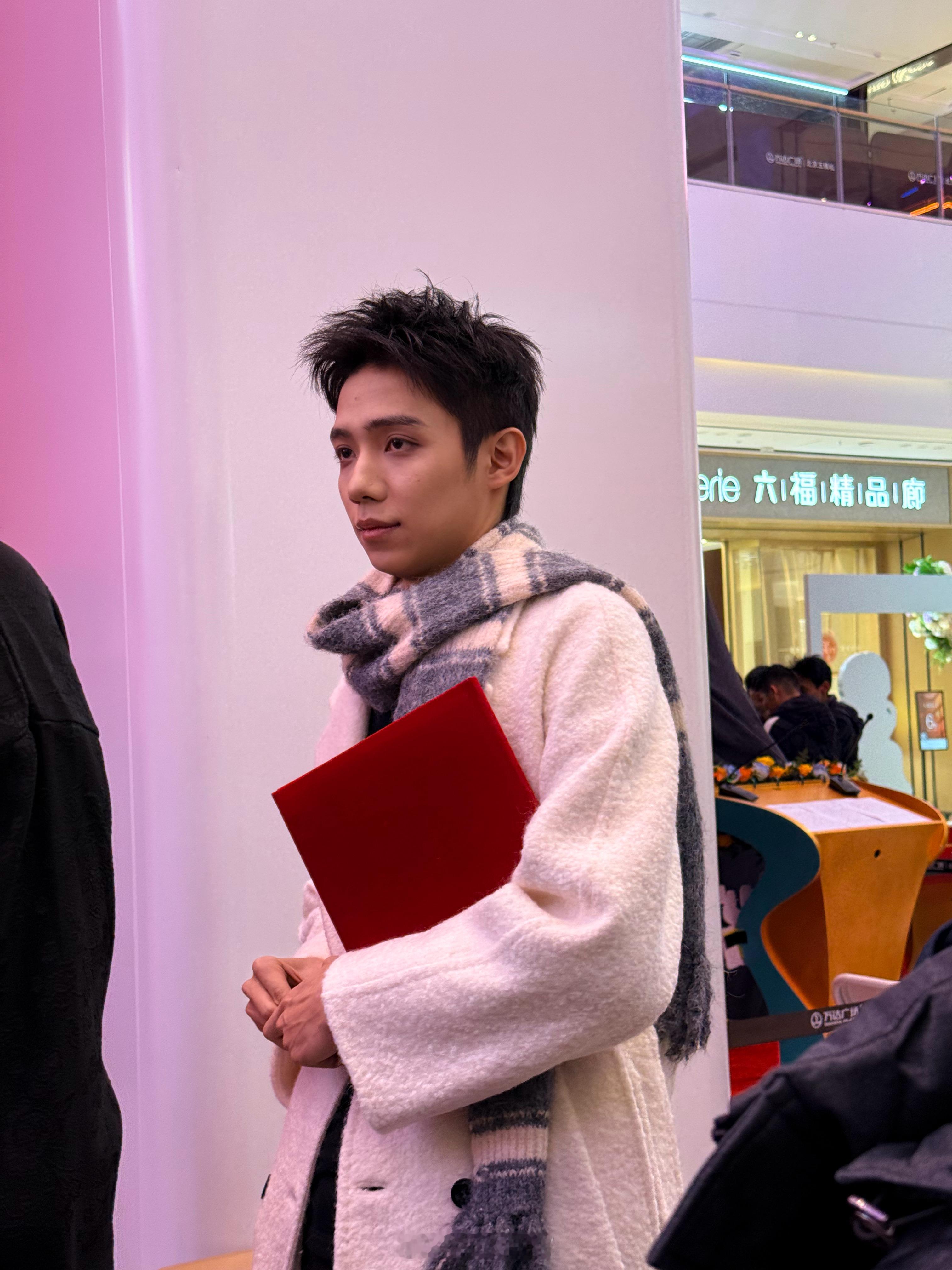 今天活动现场有个帅帅的明星我一看这衣服有点眼熟啊