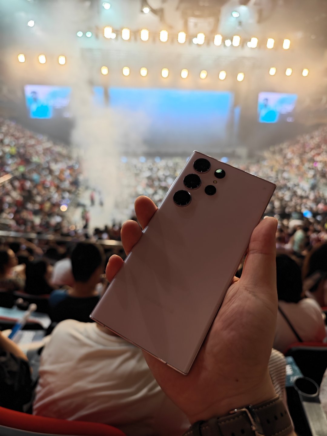 三星Galaxy S23 Ultra配备后置2亿像素超清主摄+1000万像素3倍