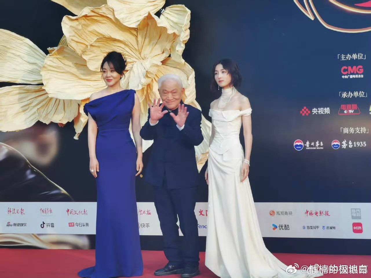 闫妮蓝裙好温柔闫妮中国电影盛典红毯状态 闫妮这身蓝裙真的选对了！在中国电影盛典红