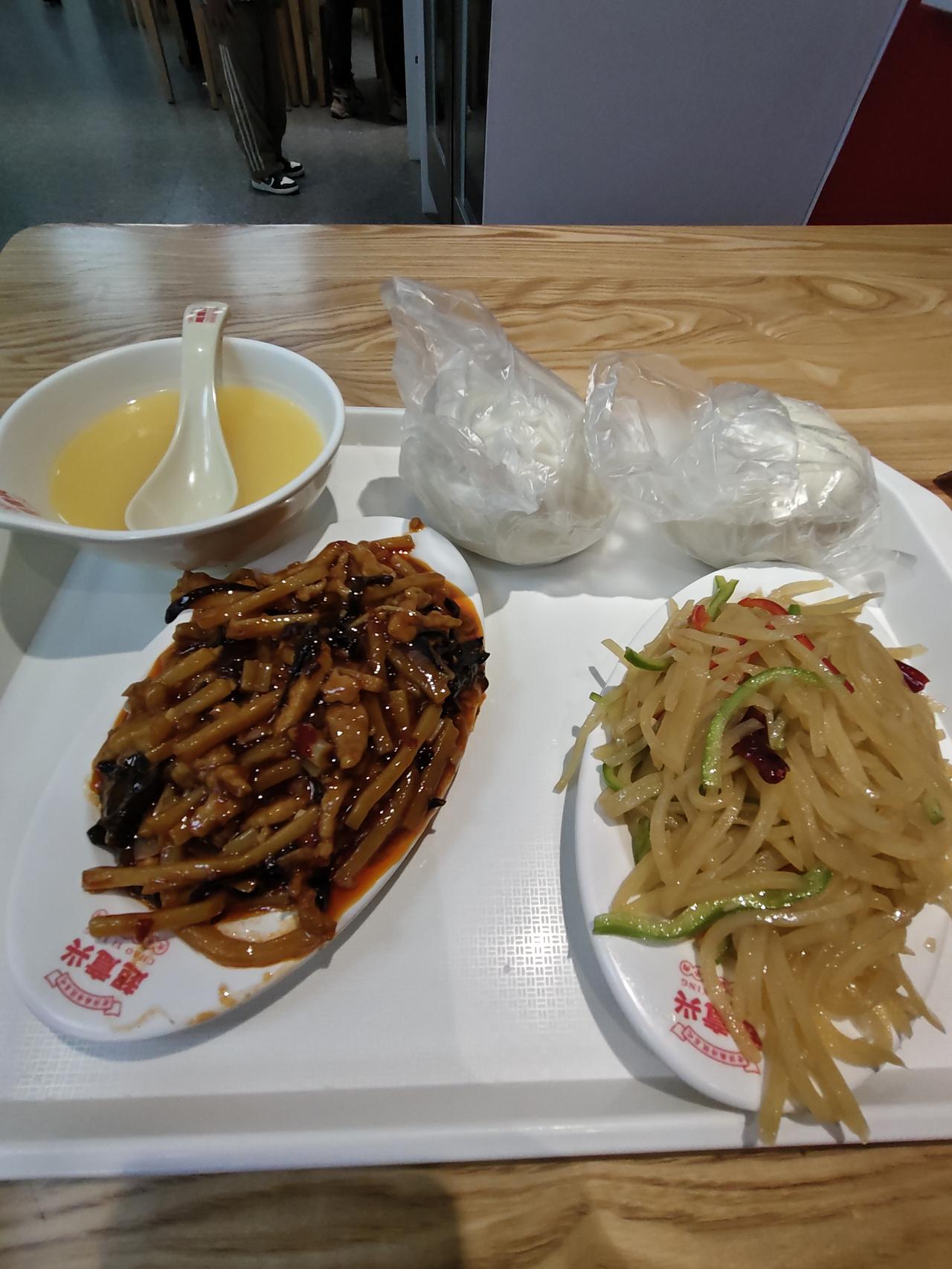 在威海张村能够吃到超意兴的饭菜真是太开心了，便宜实惠真好吃！
4月11日晚上快7