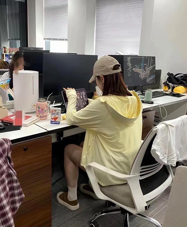 同事新买的衣服颜色好看的