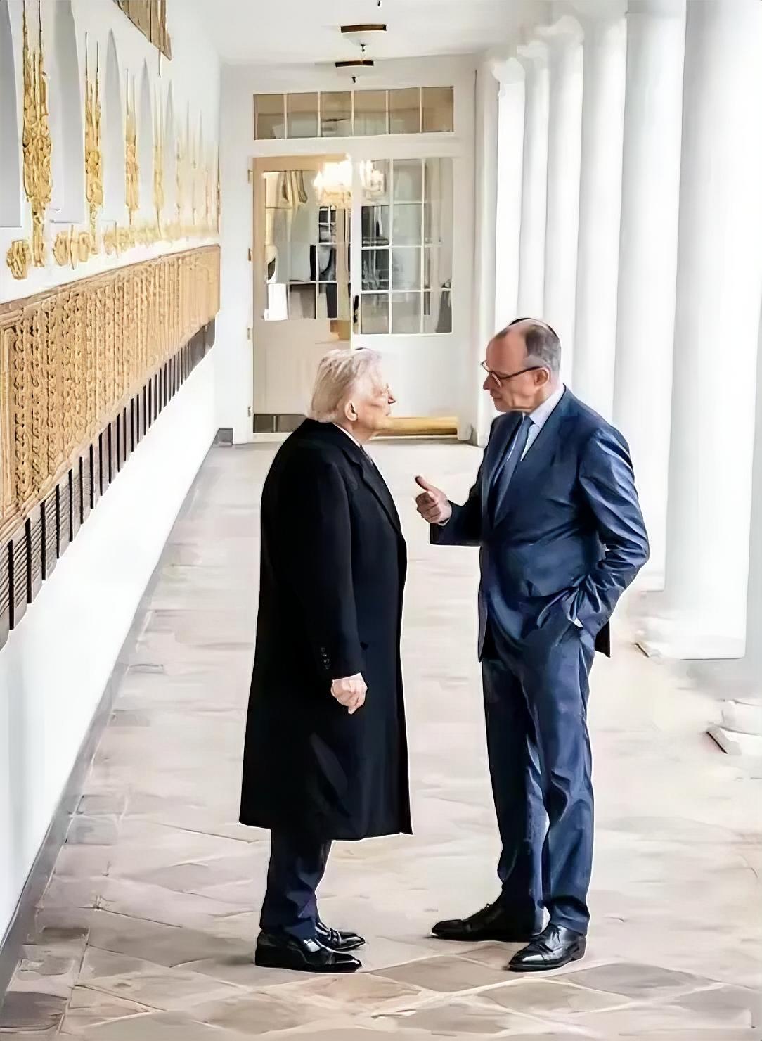 当地时间3月3日，德国总理默茨造访美国，美国总统特朗普在白宫接见了他。这是两人在