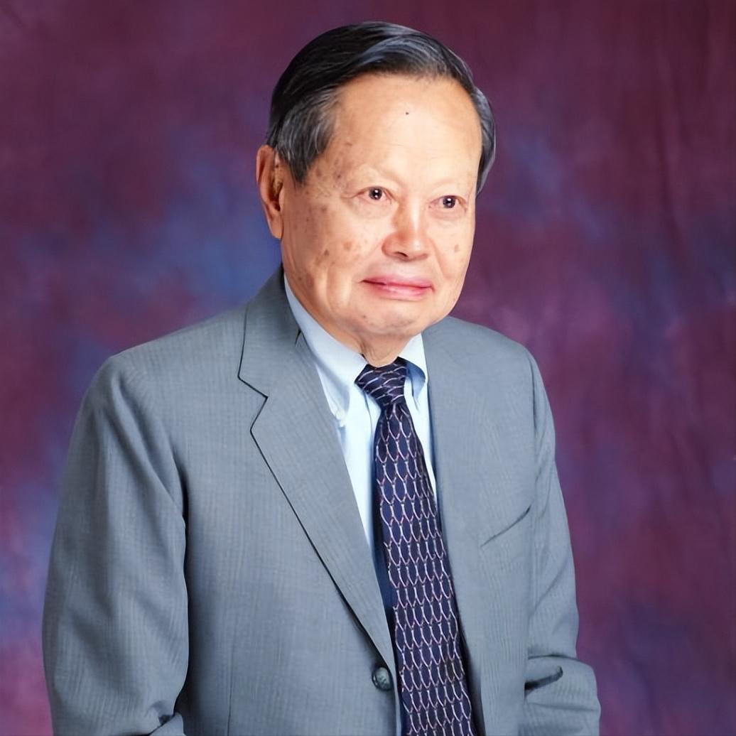 2012年，杨振宁曾顶着骂名阻止建造2000亿的大型粒子对撞机，这也惹怒了中科院