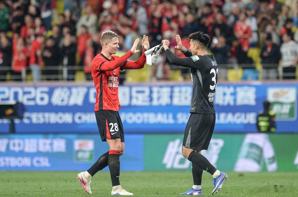 乌拉、喀秋莎……成都球迷将俄罗斯元素结合起来，使索罗金倍感亲切。他现在已经开始融