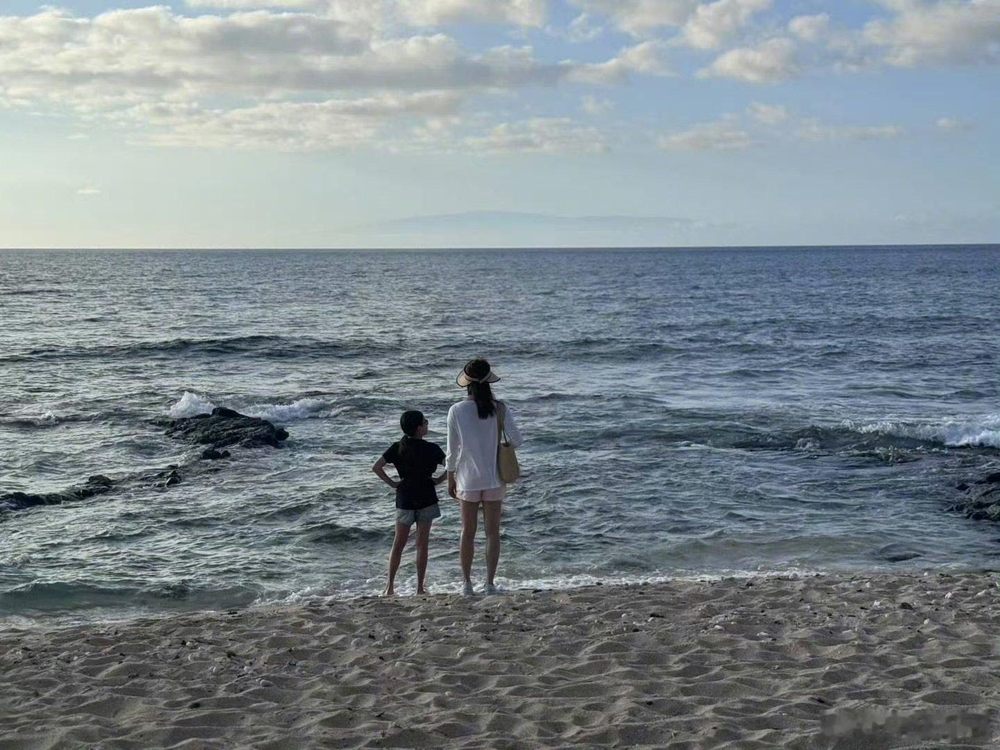 孙俪听海浪声冥想孙俪小花边等夕阳边玩特别特别美 夕阳美 人也美 ​​​