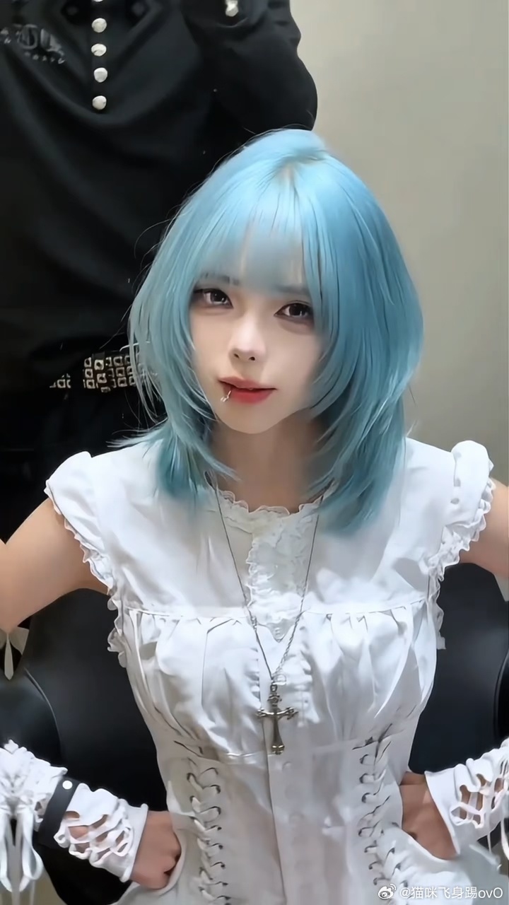 又想染这个头发了，但我好不容易才留了到耳朵的黑色！！想当黑长直 
