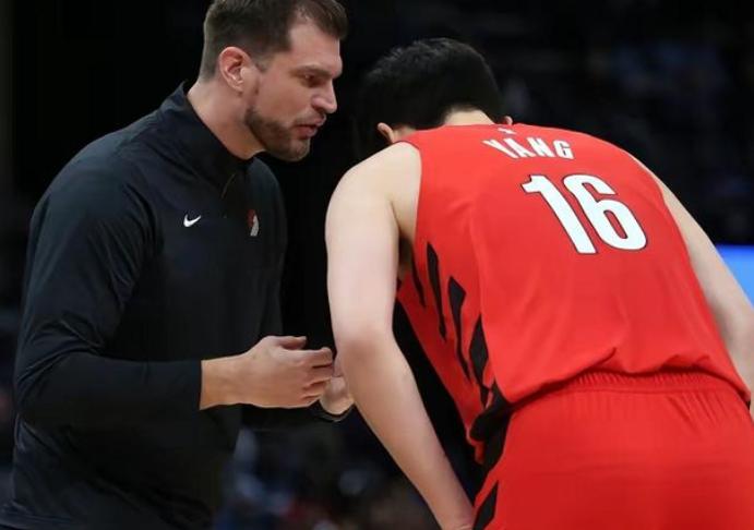 虽然开拓者赢了球，晋级了季后赛，但是看看两个当家中锋的表现，想想杨翰森对阵马刺还