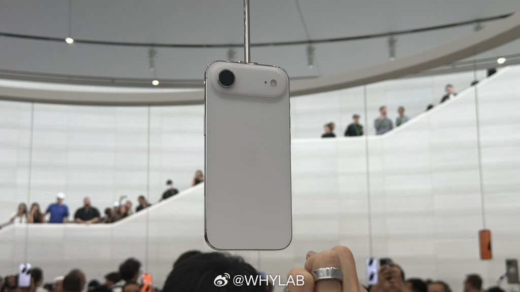 iPhone Air 和 iPhone 17 Pro 真机图，感觉怎么样？ ​​