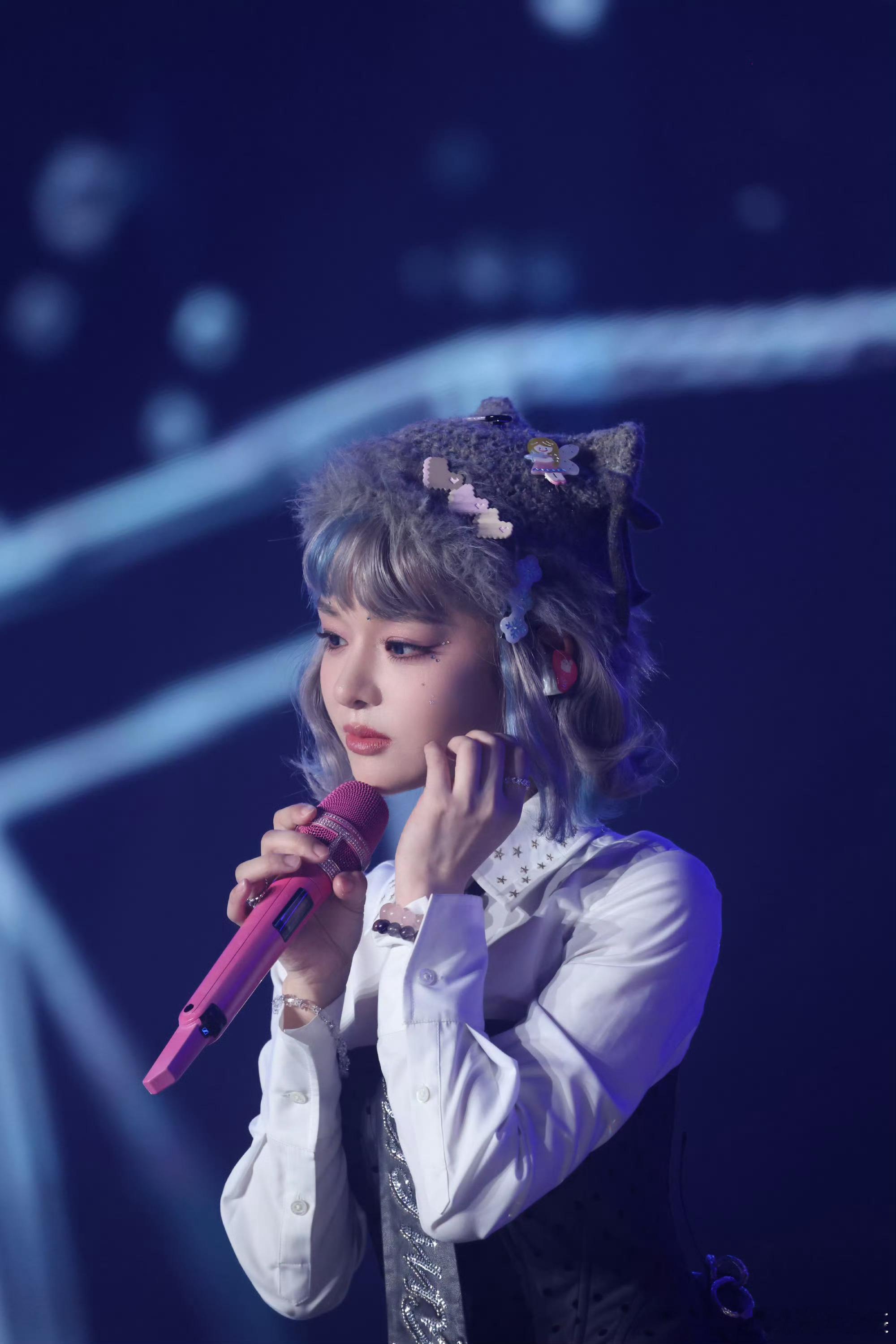 黄霄雲直播被粉丝撩成翘嘴了黄霄雲深圳收官站黄霄雲这波宠粉直接封神！深圳收官站唱完