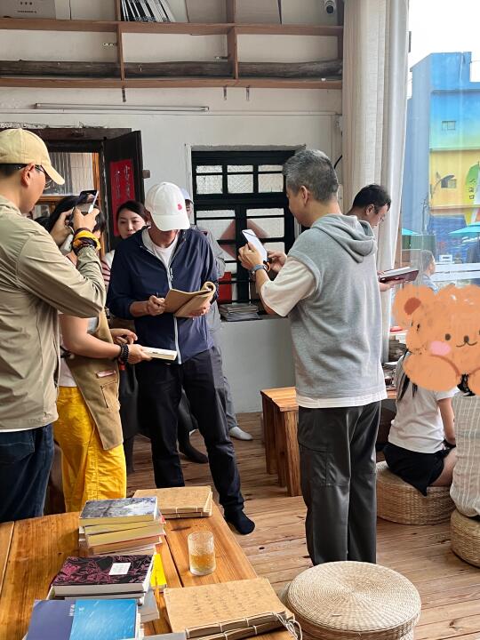 读书人狂喜，在小书屋偶遇了俞敏洪老师们