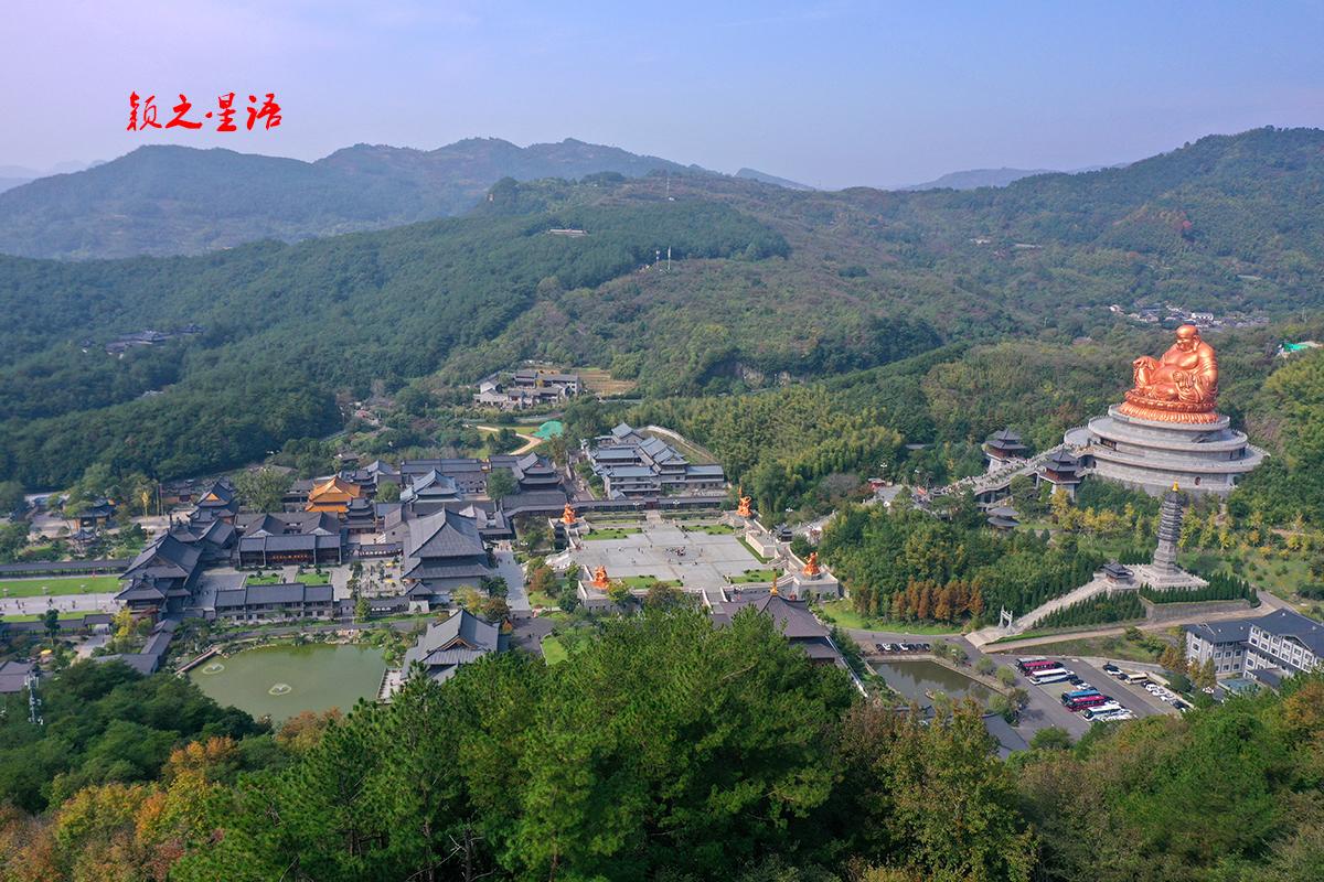 宁波市奉化区溪口镇雪窦寺周边，有一条十来公里的村庄环线，顺着古道把五个村庄串起来
