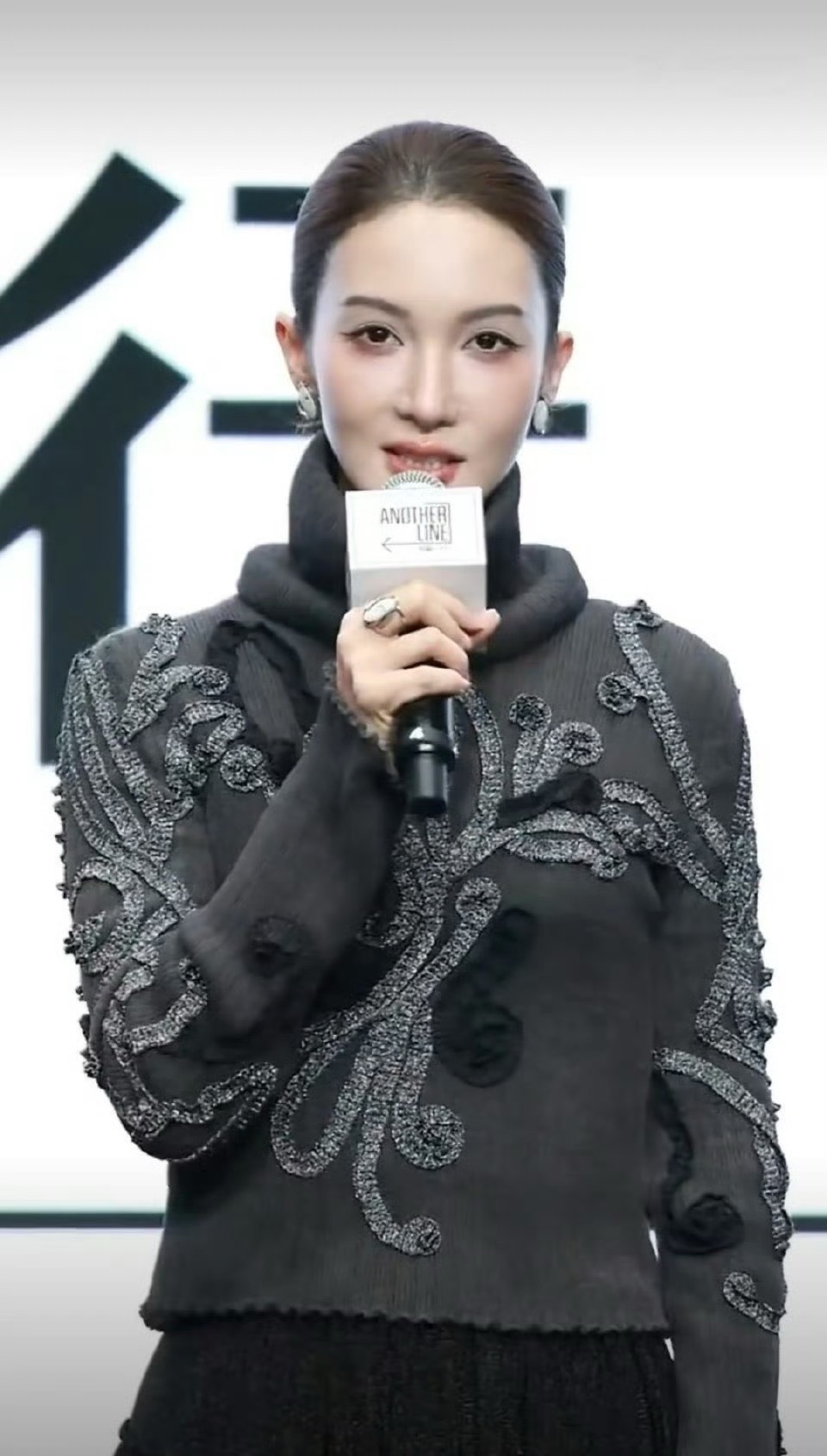 金晨 医美 实话实说，这脸都瘦到变形了，自己都没感觉吗？属实是有点吓人了。自然美