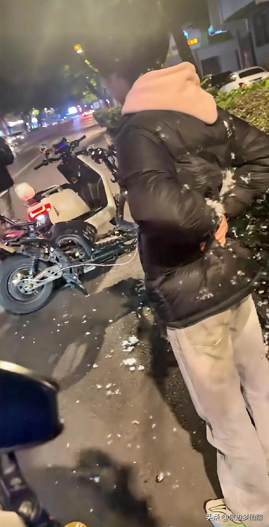 这确实是一个洋溢着温情的品牌故事。
小男孩骑车时不慎划破了妈妈刚买的骆驼羽绒服，