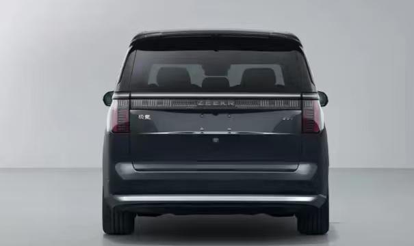 一边是营收净利双增的稳健财报，一边是舱驾融合的技术突破，吉利把“赚钱”和“搞技术