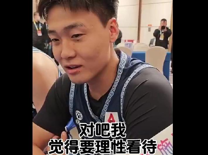 CBA最新消息：据中国男篮队长，北京男篮球员赵睿接受采访时表示：国家队的比赛压力