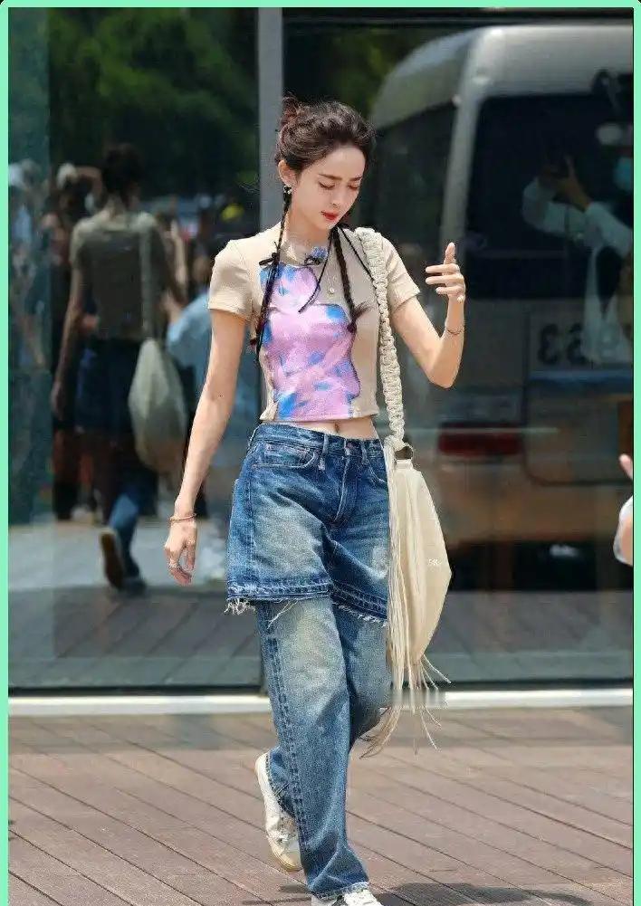 32岁娜扎把牛仔裤穿出花活，外面套条牛仔短裤逛环球影城，网友
