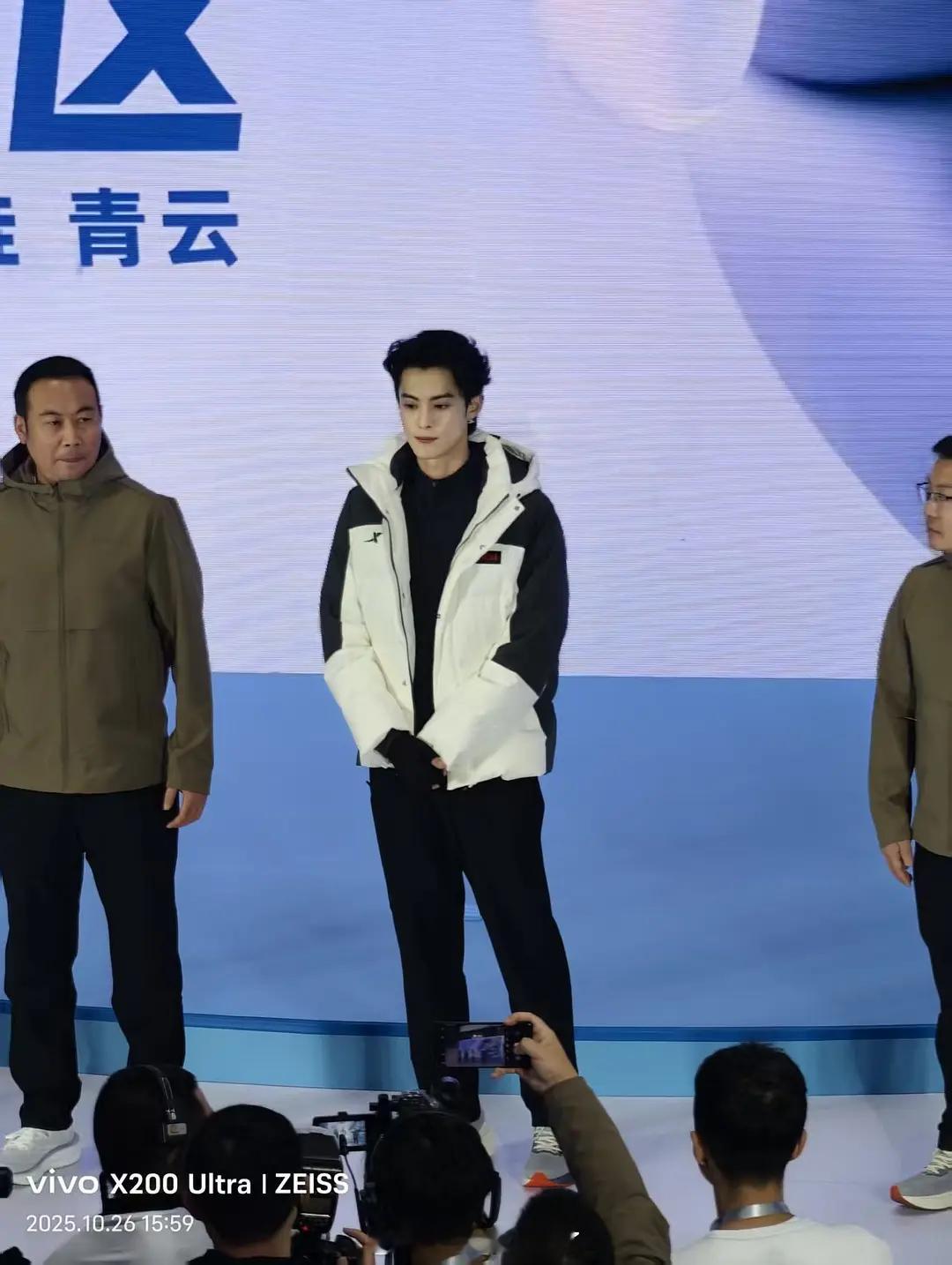 王鹤棣今日份线下生图一览🈶，这个状态怎么样？ ​​​