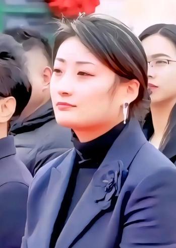 宗馥莉的独行


商场玻璃门映出她的影子，卫衣帽子随意扣在头上。
店员递过奶茶时