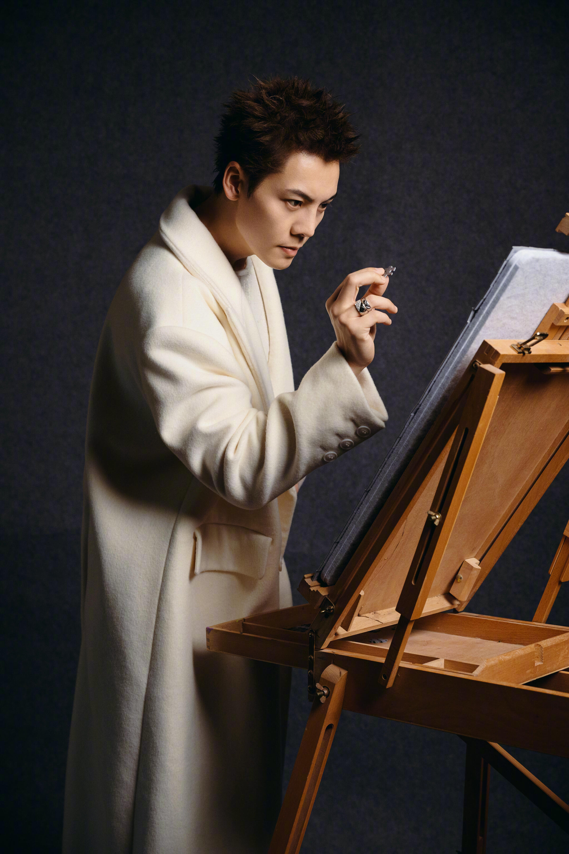 陈伟霆人红五官也帅得清晰每一次出发都是全新篇章，但有些经典永不忘却。陈伟霆用当下