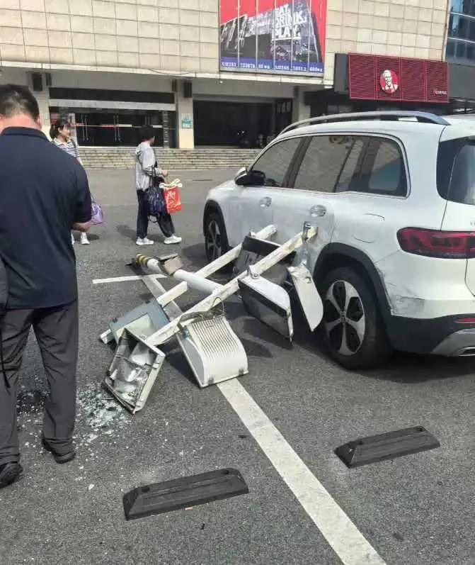 网友：天塌了才买半年的车啊，这该找谁赔偿呢？