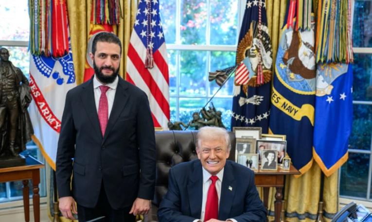 真没想到特朗普和叙方新总统见面不聊大事先喷香水，甚至他还当场追问对方“你有几个老